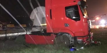 SAKARYA'DA TIR İLE HAFİF TİCARİ ARAÇ ÇARPIŞTI: 2 YARALI