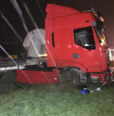 SAKARYA'DA TIR İLE HAFİF TİCARİ ARAÇ ÇARPIŞTI: 2 YARALI
