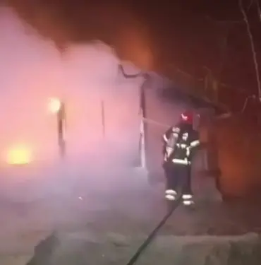 AHŞAP EV ALEV ALEV YANDI