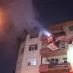 5 katlı binada korkutan yangın: Mahalleli sokağa döküldü 1 5 KATLI BİNADA KORKUTAN YANGIN: MAHALLELİ SOKAĞA DÖKÜLDÜ