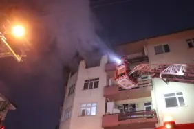 5 KATLI BİNADA KORKUTAN YANGIN: MAHALLELİ SOKAĞA DÖKÜLDÜ