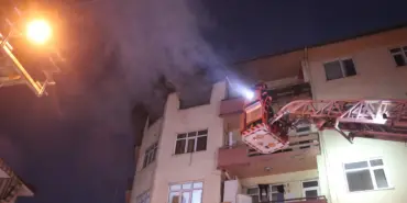 5 KATLI BİNADA KORKUTAN YANGIN: MAHALLELİ SOKAĞA DÖKÜLDÜ