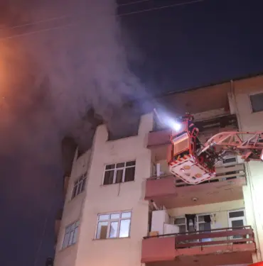 5 KATLI BİNADA KORKUTAN YANGIN: MAHALLELİ SOKAĞA DÖKÜLDÜ