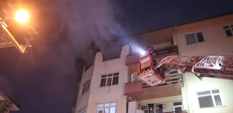 5 KATLI BİNADA KORKUTAN YANGIN: MAHALLELİ SOKAĞA DÖKÜLDÜ