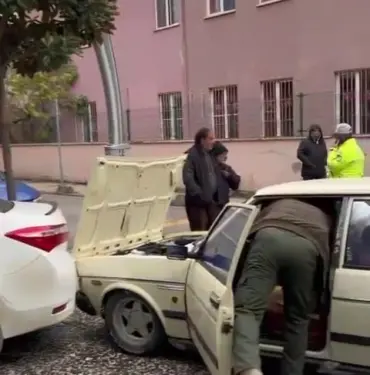 ÇALDIĞI OTOMOBİLLE POLİSTEN KAÇARKEN KAZA YAPTI YAYA OLARAK KAÇMAYA ÇALIŞAN ŞÜPHELİYİ YUNUS TİMLERİ YAKALADI