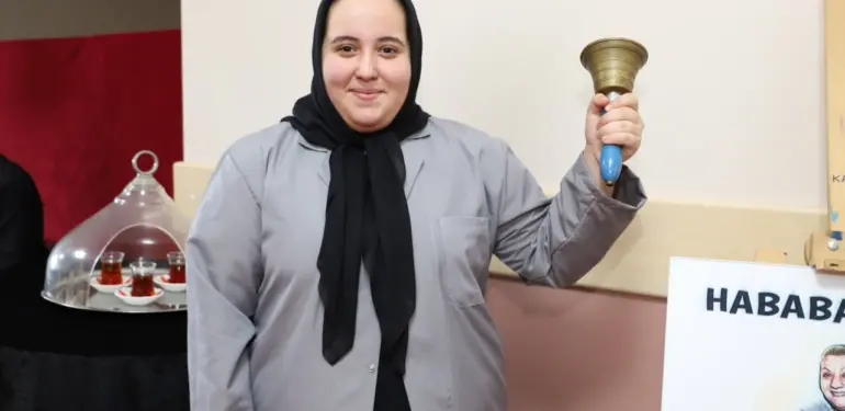 GİYDİKLERİ KOSTÜM, YAPTIKLARI SUNUM HAYRAN BIRAKTI KARASU ANADOLU LİSESİ'NDE "BENİM ROMAN KAHRAMANIM SENSİN" ETKİNLİĞİ