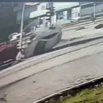 MOTOSİKLETE ÇARPMAMAK İÇİN MANEVRA YAPINCA OLANLAR OLDU: O ANLAR KAMERADA REFÜJE ÇARPAN OTOMOBİL YAN YATARAK SÜRÜKLENDİ