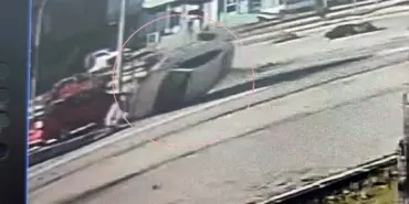 MOTOSİKLETE ÇARPMAMAK İÇİN MANEVRA YAPINCA OLANLAR OLDU: O ANLAR KAMERADA REFÜJE ÇARPAN OTOMOBİL YAN YATARAK SÜRÜKLENDİ