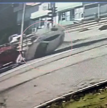MOTOSİKLETE ÇARPMAMAK İÇİN MANEVRA YAPINCA OLANLAR OLDU: O ANLAR KAMERADA REFÜJE ÇARPAN OTOMOBİL YAN YATARAK SÜRÜKLENDİ
