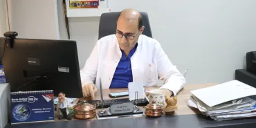 TEK ŞİFA BULAMADIĞI KENDİ YARASI.. GAZZELİ DOKTOR YILLARDIR SAKARYA'DA HASTALARA ŞİFA OLUYOR BABASIYLA İLETİŞİMİ KESİLEN DOKTOR MAHMUD İSLAM: "AİLEMDEN ORADA SADECE BABAM KALDI" "HER SOKAĞIN, HER AİLENİN BİR ŞEHİDİ VAR" "BURADA BASİT ŞİKAYETLERİ GİDERMEYE ÇALIŞIYORKEN BİZİM ORADAKİ HALKIMIZIN YARALARI SARILAMIYOR" "BENİM İKİ KARDEŞİM DAHA ÖNCEKİ BOMBARDIMANLARDA ŞEHİT OLDU. BENİM TÜRKİYE'YE GELİŞİM BİLE OLAYLI GEÇTİ"