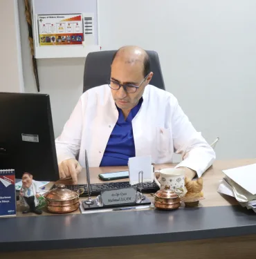TEK ŞİFA BULAMADIĞI KENDİ YARASI.. GAZZELİ DOKTOR YILLARDIR SAKARYA'DA HASTALARA ŞİFA OLUYOR BABASIYLA İLETİŞİMİ KESİLEN DOKTOR MAHMUD İSLAM: "AİLEMDEN ORADA SADECE BABAM KALDI" "HER SOKAĞIN, HER AİLENİN BİR ŞEHİDİ VAR" "BURADA BASİT ŞİKAYETLERİ GİDERMEYE ÇALIŞIYORKEN BİZİM ORADAKİ HALKIMIZIN YARALARI SARILAMIYOR" "BENİM İKİ KARDEŞİM DAHA ÖNCEKİ BOMBARDIMANLARDA ŞEHİT OLDU. BENİM TÜRKİYE'YE GELİŞİM BİLE OLAYLI GEÇTİ"