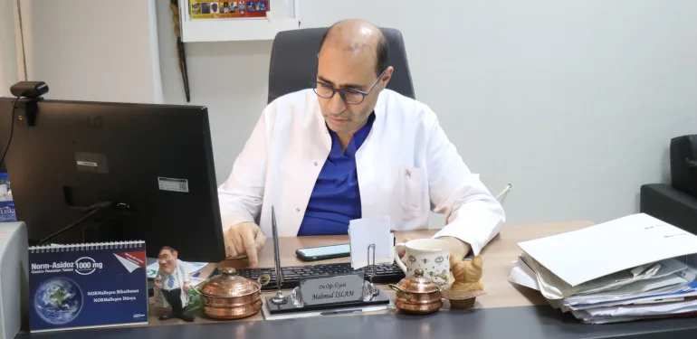 TEK ŞİFA BULAMADIĞI KENDİ YARASI.. GAZZELİ DOKTOR YILLARDIR SAKARYA'DA HASTALARA ŞİFA OLUYOR BABASIYLA İLETİŞİMİ KESİLEN DOKTOR MAHMUD İSLAM: "AİLEMDEN ORADA SADECE BABAM KALDI" "HER SOKAĞIN, HER AİLENİN BİR ŞEHİDİ VAR" "BURADA BASİT ŞİKAYETLERİ GİDERMEYE ÇALIŞIYORKEN BİZİM ORADAKİ HALKIMIZIN YARALARI SARILAMIYOR" "BENİM İKİ KARDEŞİM DAHA ÖNCEKİ BOMBARDIMANLARDA ŞEHİT OLDU. BENİM TÜRKİYE'YE GELİŞİM BİLE OLAYLI GEÇTİ"