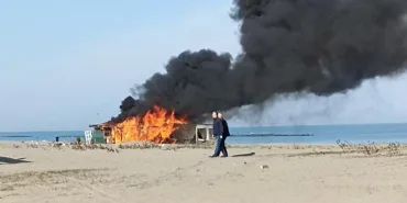 SAHİLDEKİ İŞLETME ALEV TOPUNA DÖNDÜ