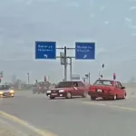 BU KADARINA PES DEDİRTECEK GÖRÜNTÜ: KARA YOLUNU KAPATARAK BÖYLE DRİFT ATTILAR EHLİYETLERİNE EL KONULAN 3 SÜRÜCÜYE 62 BİN LİRA CEZA YAZILDI BİR ARAÇ TRAFİKTEN MEN EDİLDİ, DİĞER İKİSİ YEDİEMİN OTOPARKINA ÇEKİLDİ