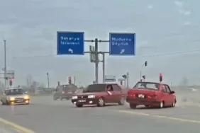 BU KADARINA PES DEDİRTECEK GÖRÜNTÜ: KARA YOLUNU KAPATARAK BÖYLE DRİFT ATTILAR EHLİYETLERİNE EL KONULAN 3 SÜRÜCÜYE 62 BİN LİRA CEZA YAZILDI BİR ARAÇ TRAFİKTEN MEN EDİLDİ, DİĞER İKİSİ YEDİEMİN OTOPARKINA ÇEKİLDİ