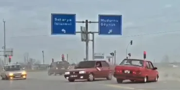 BU KADARINA PES DEDİRTECEK GÖRÜNTÜ: KARA YOLUNU KAPATARAK BÖYLE DRİFT ATTILAR EHLİYETLERİNE EL KONULAN 3 SÜRÜCÜYE 62 BİN LİRA CEZA YAZILDI BİR ARAÇ TRAFİKTEN MEN EDİLDİ, DİĞER İKİSİ YEDİEMİN OTOPARKINA ÇEKİLDİ