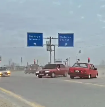 BU KADARINA PES DEDİRTECEK GÖRÜNTÜ: KARA YOLUNU KAPATARAK BÖYLE DRİFT ATTILAR EHLİYETLERİNE EL KONULAN 3 SÜRÜCÜYE 62 BİN LİRA CEZA YAZILDI BİR ARAÇ TRAFİKTEN MEN EDİLDİ, DİĞER İKİSİ YEDİEMİN OTOPARKINA ÇEKİLDİ