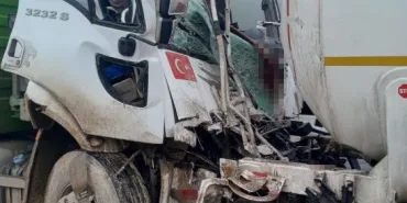 KIRMIZI IŞIKTA DURAN TANKERE ÇARPAN KAMYON SÜRÜCÜSÜ AĞIR YARALANDI