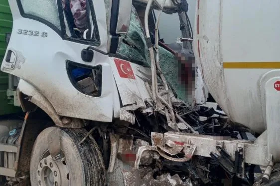 KIRMIZI IŞIKTA DURAN TANKERE ÇARPAN KAMYON SÜRÜCÜSÜ AĞIR YARALANDI