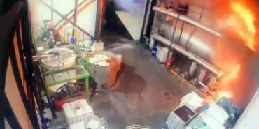 FABRİKADAKİ YAĞ KAZANI BOMBA GİBİ PATLADI BİR İŞÇİ SANİYELERLE ÖLÜMÜN KIYISINDAN DÖNDÜ: O ANLAR KAMERADA