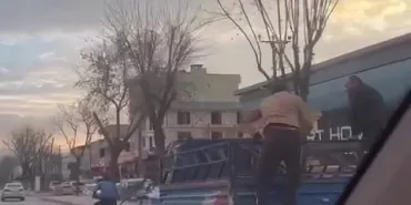 SAKARYA'DA İLGİNÇ GÖRÜNTÜ: GÖREN DÖNÜP BİR DAHA BAKTI DÜŞÜK HACİMLİ MOTOSİKLETLE TONLUK KAMYONETİ İŞTE BÖYLE ÇEKTİ