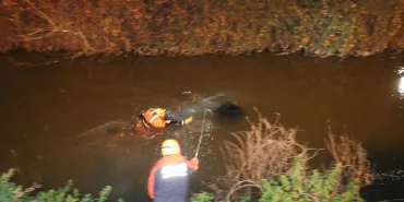 SAKARYA'DA DEREDE ERKEK CESEDİ BULUNDU YAKLAŞIK 3 KİLOMETRE SUDA SÜRÜKLENEN CESET AFAD EKİPLERİNCE ÇIKARILDI