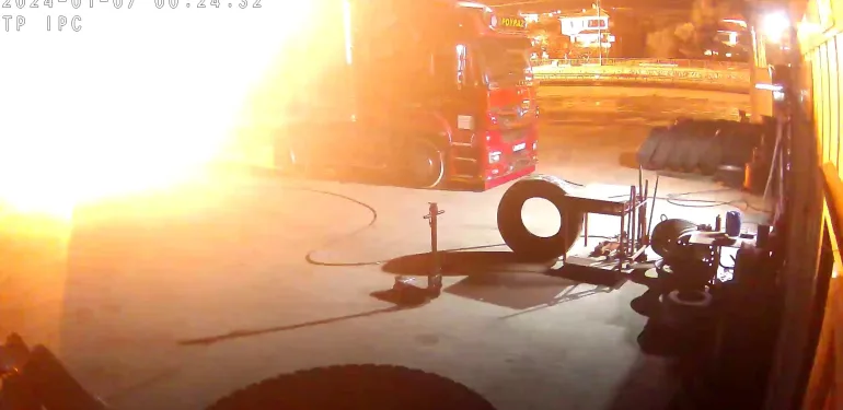 BENZİNLİKTEKİ TRAFO BOMBA GİBİ PATLADI, İTFAİYENİN HIZLI MÜDAHALESİ FACİAYI ÖNLEDİ