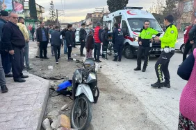 HAFİF TİCARİ ARAÇLA ÇARPIŞAN MOTOSİKLETTEKİ 2 KİŞİ YARALANDI
