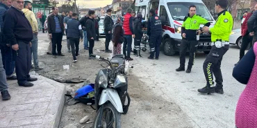 HAFİF TİCARİ ARAÇLA ÇARPIŞAN MOTOSİKLETTEKİ 2 KİŞİ YARALANDI