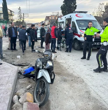 HAFİF TİCARİ ARAÇLA ÇARPIŞAN MOTOSİKLETTEKİ 2 KİŞİ YARALANDI