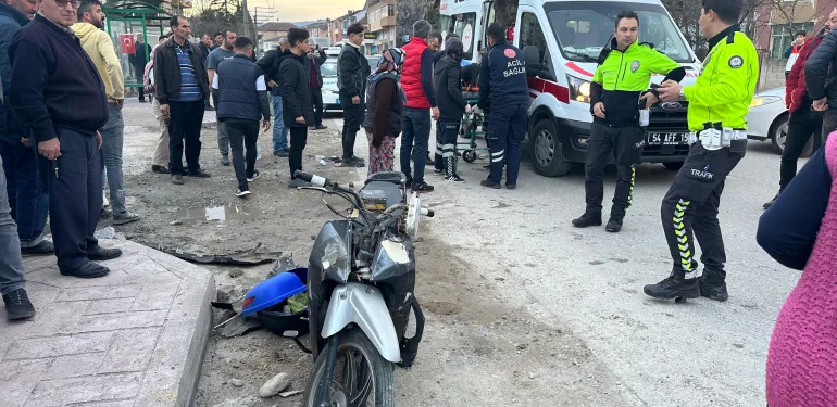 HAFİF TİCARİ ARAÇLA ÇARPIŞAN MOTOSİKLETTEKİ 2 KİŞİ YARALANDI