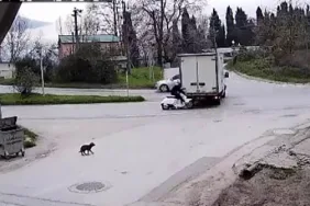 KAZADA KASKIN ÖNEMİ: KAMYONETE ÇARPTI, YARA ALMADAN KURTULDU