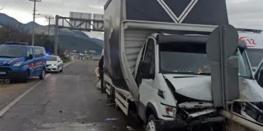 KAMYONET BARİYERLERE OK GİBİ SAPLANDI: 2 YARALI