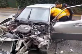 KAMYONET İLE ÇARPIŞAN OTOMOBİLDE SIKIŞAN YARALIYI İTFAİYE KURTARDI