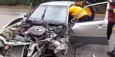KAMYONET İLE ÇARPIŞAN OTOMOBİLDE SIKIŞAN YARALIYI İTFAİYE KURTARDI