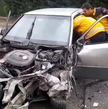 KAMYONET İLE ÇARPIŞAN OTOMOBİLDE SIKIŞAN YARALIYI İTFAİYE KURTARDI