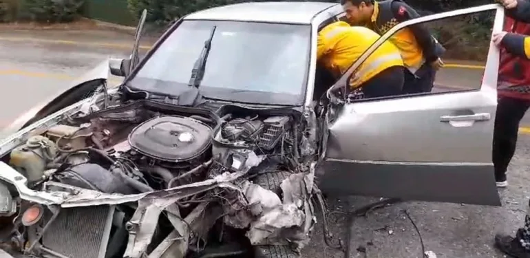 KAMYONET İLE ÇARPIŞAN OTOMOBİLDE SIKIŞAN YARALIYI İTFAİYE KURTARDI