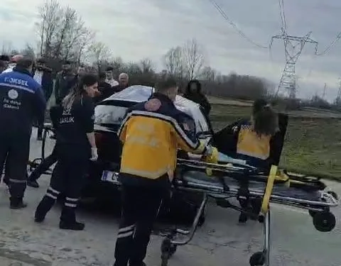 KAMYON İLE OTOMOBİL KAFA KAFAYA ÇARPIŞTI: 1 YARALI