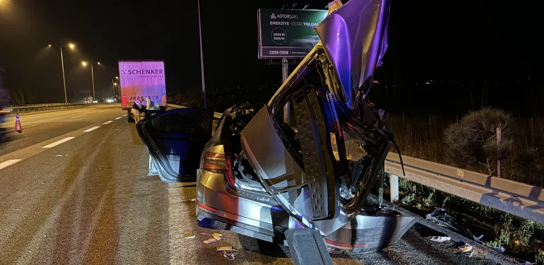 POLİSLERİN İÇİNDE BULUNDUĞU OTOMOBİL TIRA ÇARPTI: 1 ÖLÜ 2 YARALI