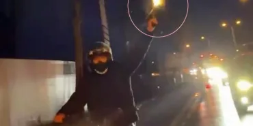 'PES' DEDİRTEN GÖRÜNTÜ: SEYİR HALİNDEKİ MOTOSİKLETTEN HAVAYA ATEŞ AÇTI DÜĞÜN KONVOYUNDAKİ TRAFİK MAGANDASI KAMERADA