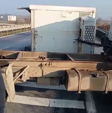 YOLLARDAKİ BUZLANMA KAZAYA SEBEP OLDU