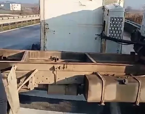 YOLLARDAKİ BUZLANMA KAZAYA SEBEP OLDU