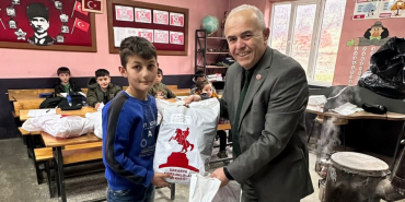 Sakarya Samsunlular Derneği'nden Çocuklar Üşümesin Kampanyasısakarya-samsunlular-dernegi-cocuklar-usumesin-kampanyasi-ile-gonulleri-isitti-002