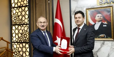 Vali Karadeniz'den, Karasu için önemli yatırım yapan Filizfidanoğlu'na plaket313045ae-2193-4279-be13-86c6413443e9