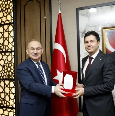 Vali Karadeniz'den, Karasu için önemli yatırım yapan Filizfidanoğlu'na plaket313045ae-2193-4279-be13-86c6413443e9