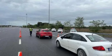 JANDARMANIN TRAFİK DENETİMLERİNDE BİR AYDA 897 ARAÇ VE 242 SÜRÜCÜ TRAFİKTEN MEN EDİLDİ