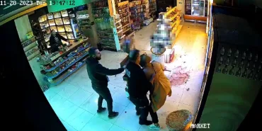BUNGALOV ANLAŞMAZLIĞI DÜKKAN BASTIRDI KADIN DÜKKANI BİRBİRİNE KATTI, POLİS SAKİNLEŞTİRMEKTE ZORLANDI ELİNE GELENİ YERE FIRLATTI: O ANLAR KAMERADA