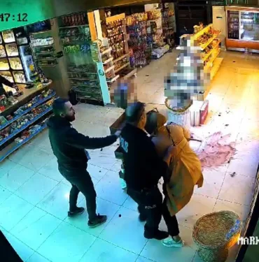 BUNGALOV ANLAŞMAZLIĞI DÜKKAN BASTIRDI KADIN DÜKKANI BİRBİRİNE KATTI, POLİS SAKİNLEŞTİRMEKTE ZORLANDI ELİNE GELENİ YERE FIRLATTI: O ANLAR KAMERADA