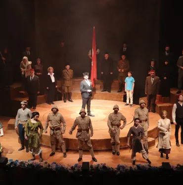 "CUMHURİYETE DOĞRU" TİYATRO OYUNU SAKARYA'DA SAHNELENDİ