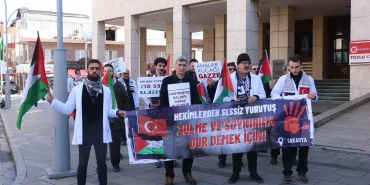 HEKİMLER GERÇEKLEŞTİRDİKLERİ 'SESSİZ YÜRÜYÜŞ' İLE İSRAİL'İ BİR KEZ DAHA KINADI